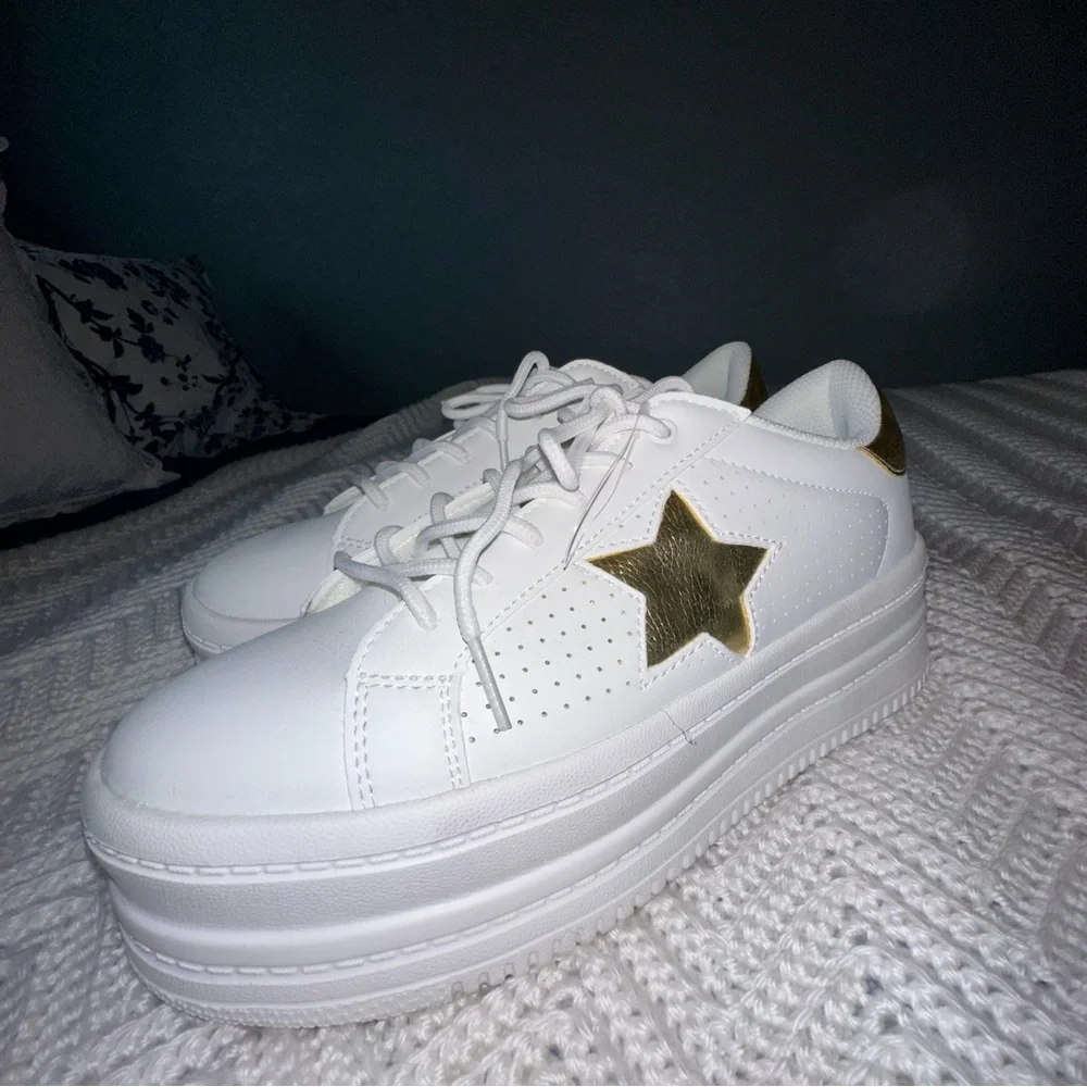 Belos Memory Foam Fashion Platform White  Sneakers with Gold Star - Size 9 - Picture 2 of 6